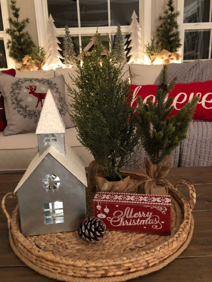 18 Christmas Coffee Table Decor Ideas for a Festive Touch