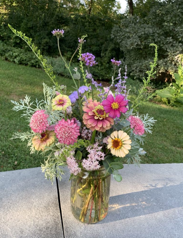 21 Wildflower Centerpieces That Feel Charming