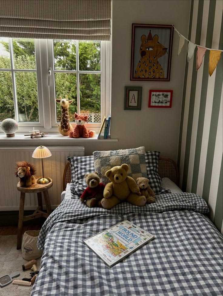 Kids bedroom with gingham bedding and striped wallpaper