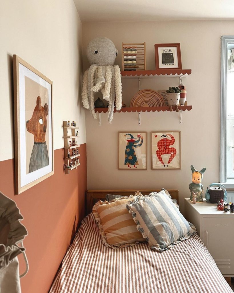 Terracotta kids bedroom with scalloped shelves above the bed